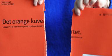 Ett sönderrivet brandgult kuvert från pensionsmyndigheten. Han har jobbat i 50 år på samma arbetsplats och trivs så bra att han inte vill gå i pension