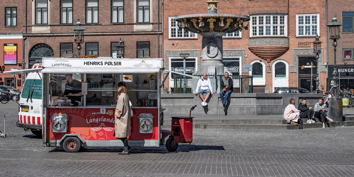 En korvvagn på Strøget, Nytorv i Köpenhamn. I Danmark har folk röstat fram korvvagnen som en av företeelser de vill de ha in på Unescos lista över immateriella kulturarv