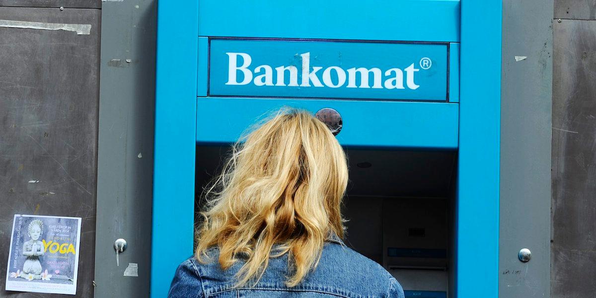 En kvinna framför en bankomat