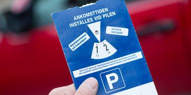 En p-skiva. Han fick en parkeringsbot trots att det var gratis parkering på grund av att han ställde in sin p-skiva på fel sätt