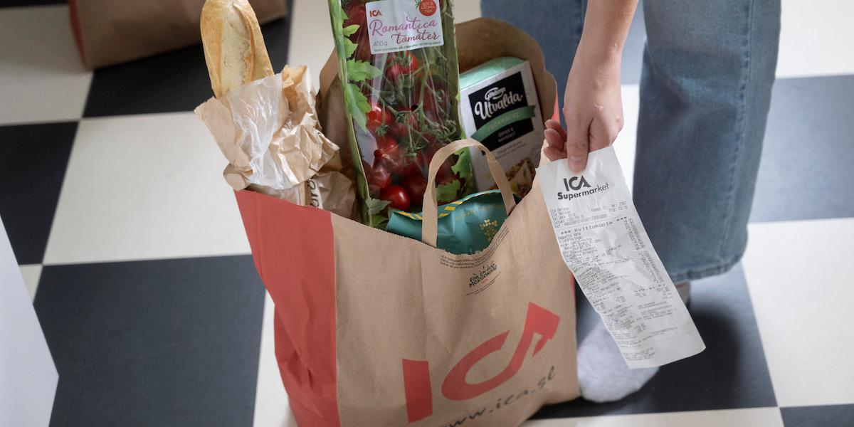 Kasse från Ica med matvaror och ett kassakvitto.