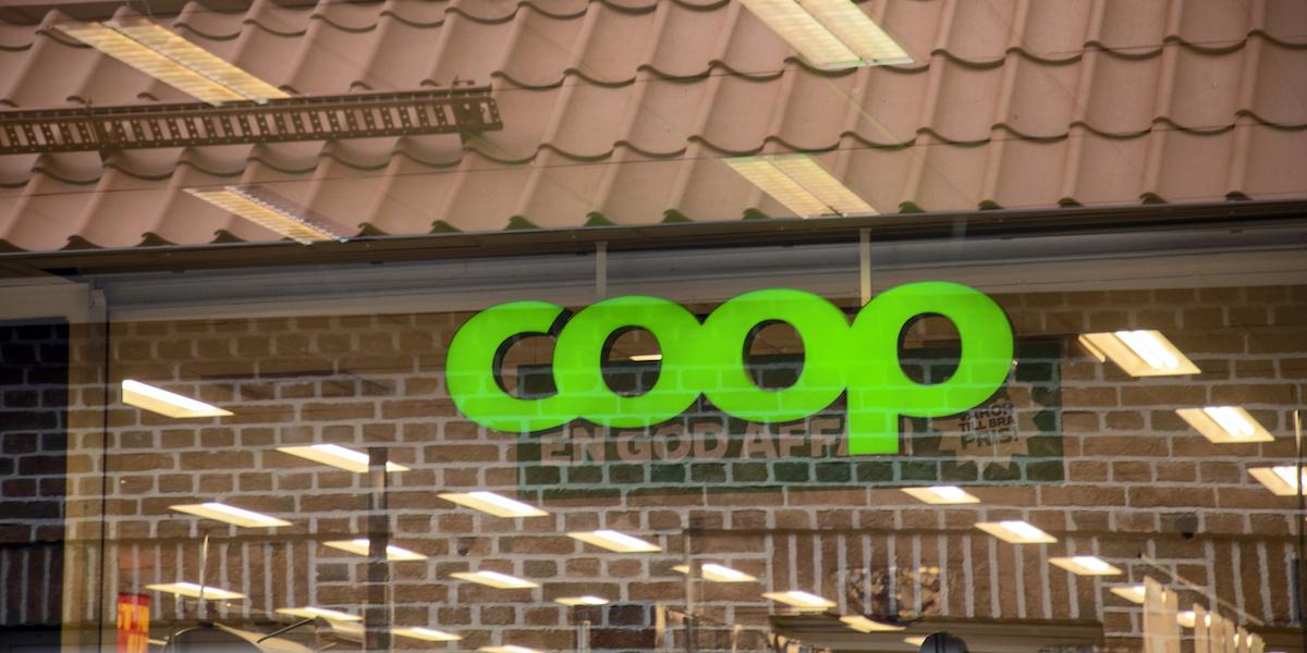 En Coop-skylt på en tegelvägg. Efter att ha arbetat i hela 49 år i en och samma Coop-butik går nu Ing-Marie Thuresson i Dalsjöfors i pension
