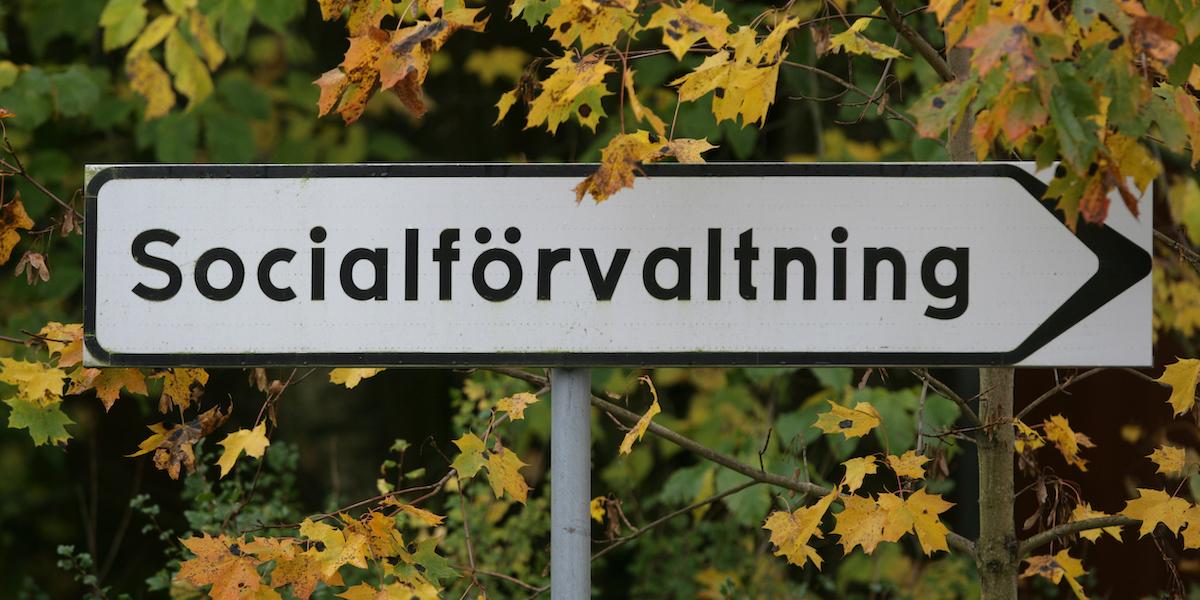 Vägmärke, ett upplysningsmärke informerar om vägen till socialförvaltningen. Under förra året var det fler hushåll som behövde ekonomiskt bistånd från socialtjänsten i Stockholm
