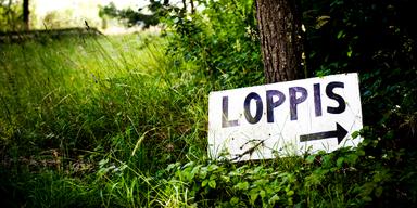 En skylt med ordet Loppis. Loppisskylten vid vägkanten kan vara olaglig, men Trafikverket kan hjälpa till att göra så att den blir laglig