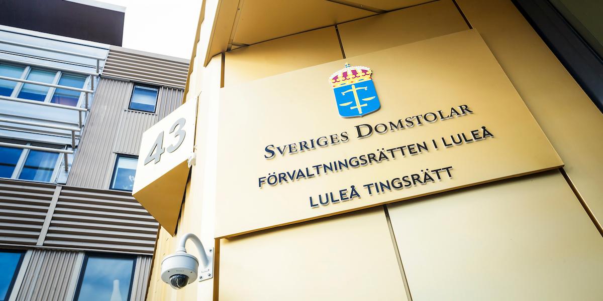 Exteriör Luleå tingsrätt. Rättegången mot en man som i mars 2025 försökte döda sin familj har nu inletts vid Luleå tingsrätt