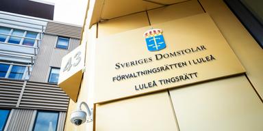 Exteriör Luleå tingsrätt. Rättegången mot en man som i mars 2025 försökte döda sin familj har nu inletts vid Luleå tingsrätt