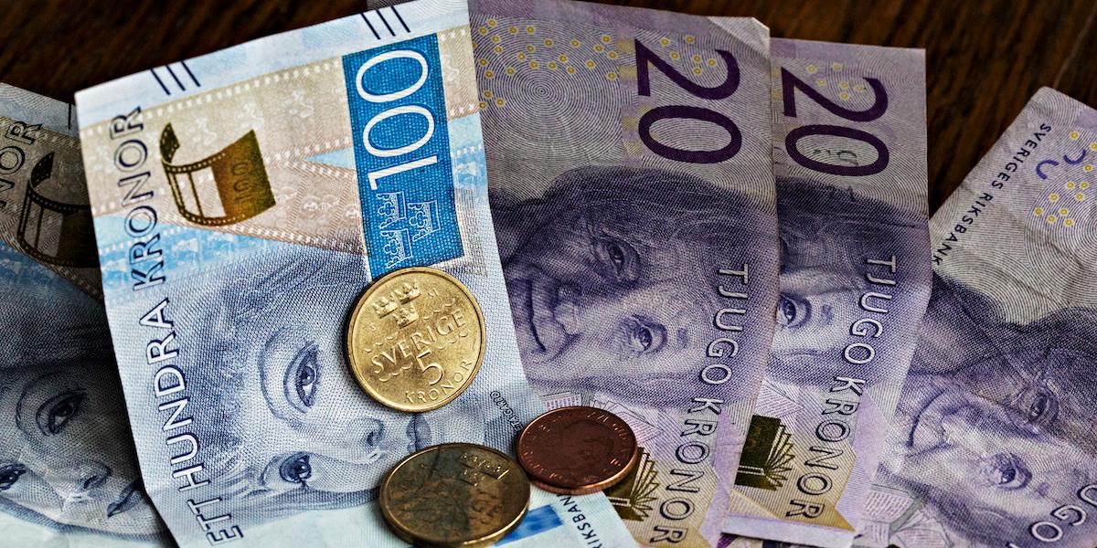Svenska sedlar och mynt. De senaste marknadsoroligheterna på grund av Donald Trumps tullar verkar ha bidragit till en återhämtning för vår svenska valuta, kronan är nu den bästa valutan i år i G10-gruppen.