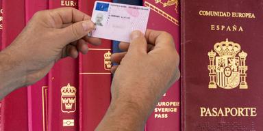 Pass och ett körkort. Två män som fabriksmässigt tillverkat falska id-handlingar och manipulerat pass har dömts till två års fängelse och livstids utvisning.