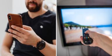 En man tittar på sin mobiltelefon och någon tittar på tv. Ja, namnet har ändrats, strömningstjänsten Max heter nu åter HBO Max i din app.