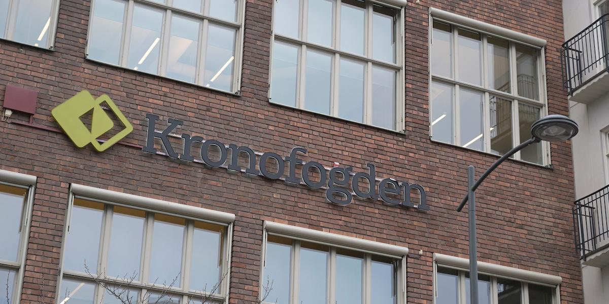 Kronofogdens kontor och lokaler i fastighet med tegelfasad i Sundbybergs centrum. Här är de som ligger allra högst upp på Kronofogdens lista över Sveriges mest skuldsatta personer.