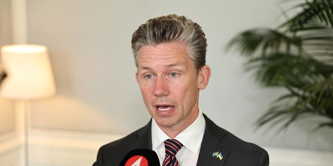 Sveriges försvarsminister Pål Jonson, han bjuder in till pressträff klockan 14:00 den 14 juli i samband med överlämnandet av utredningen om försvarets framtida personalförsörjning, som bland annat föreslår höjd ålder för värnplikt för officerare