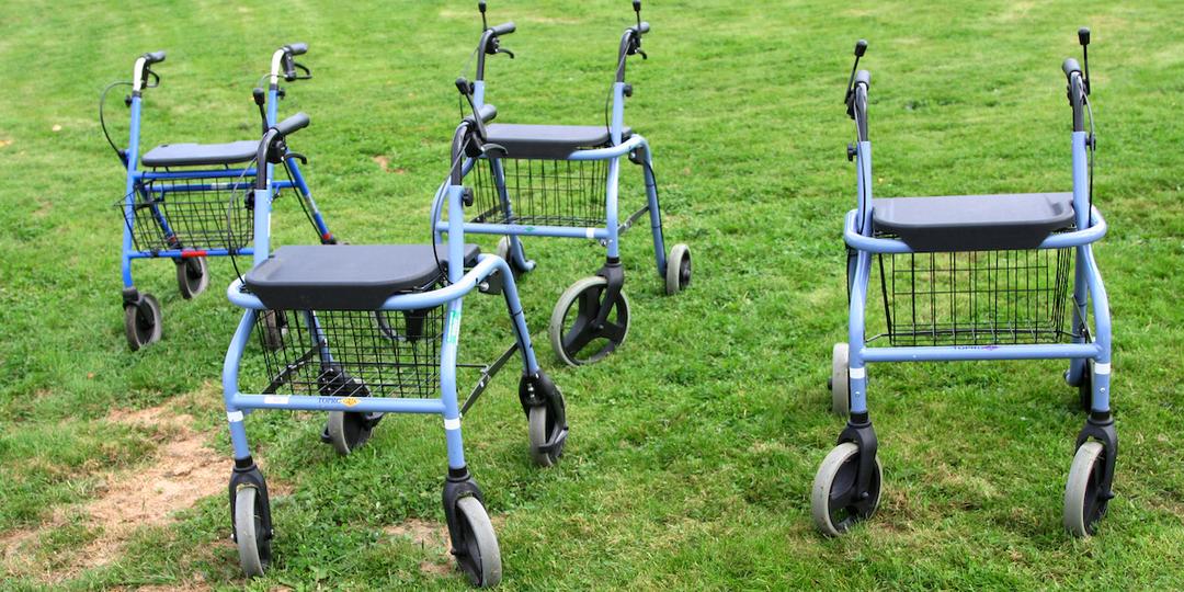 Rullatorer på en gräsmatta. Det är dags att pimpa rullatorn, för den 21 juli är det rullatorrally i Lycksele.