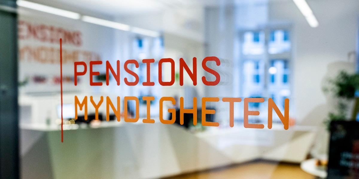 Pensionsmyndighetens logga på en glasruta. Under våren har Pensionsmyndigheten skickat brev till 15 000 pensionärer som inte ansökt om att få ut sin premiepension.