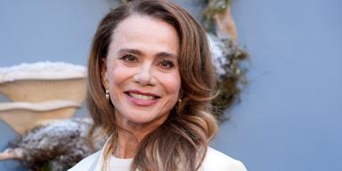 Lena Olin. Efter att ha haft kontrakt på en tvåa på Östermalm i 45 år vräks nu skådespelerskan Lena Olin från lägenheten.