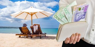 Ett par på semester på en strand och någon håller i en plånbok med pengar. Priset på en semestervecka har ökat rejält på tio år och allra mest har priset på charterresor ökat.