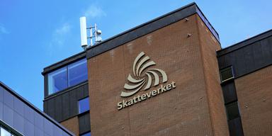 Skatteverkets huvudkontor i Sundbyberg. Av dem som snart måste betala in kvarskatt till Skatteverket är hela 37,5 procent 63 år eller äldre