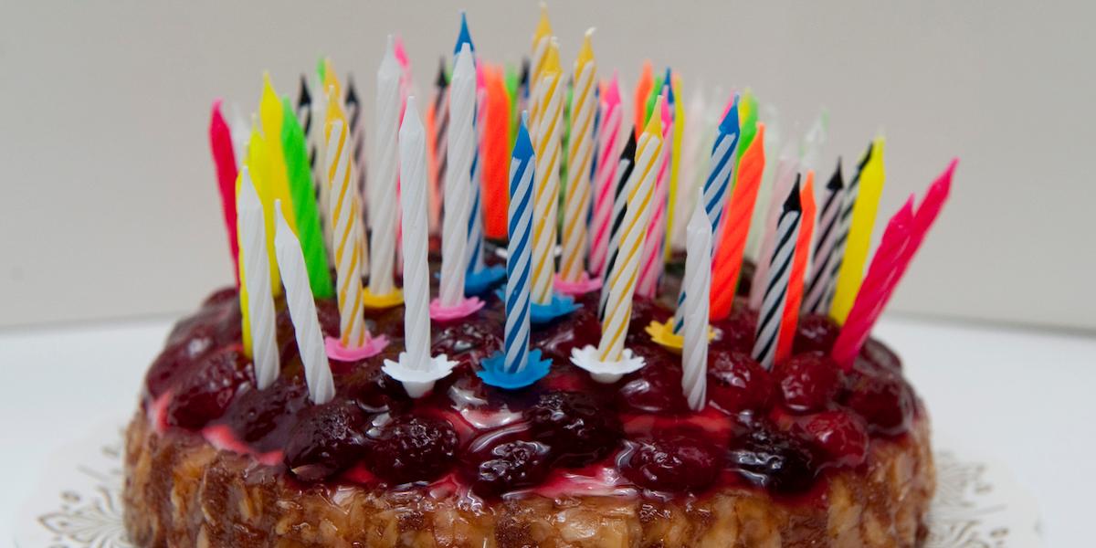 Födelsedagstårta men en massa ljus. Det är svårt att få plats med alla ljusen på tårtan när man fyller 100 år, och det är allt fler svenskar som gör det. Här berättar en av dem vad hon tror att hennes goda hälsa beror på