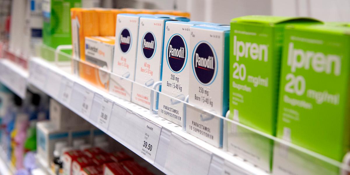 Vanliga värktabletter på en hylla på ett apotek. Enligt en ny studie kan vanliga receptfria värktabletter göra bakterier mer resistenta mot antibiotika