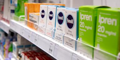 Vanliga värktabletter på en hylla på ett apotek. Enligt en ny studie kan vanliga receptfria värktabletter göra bakterier mer resistenta mot antibiotika