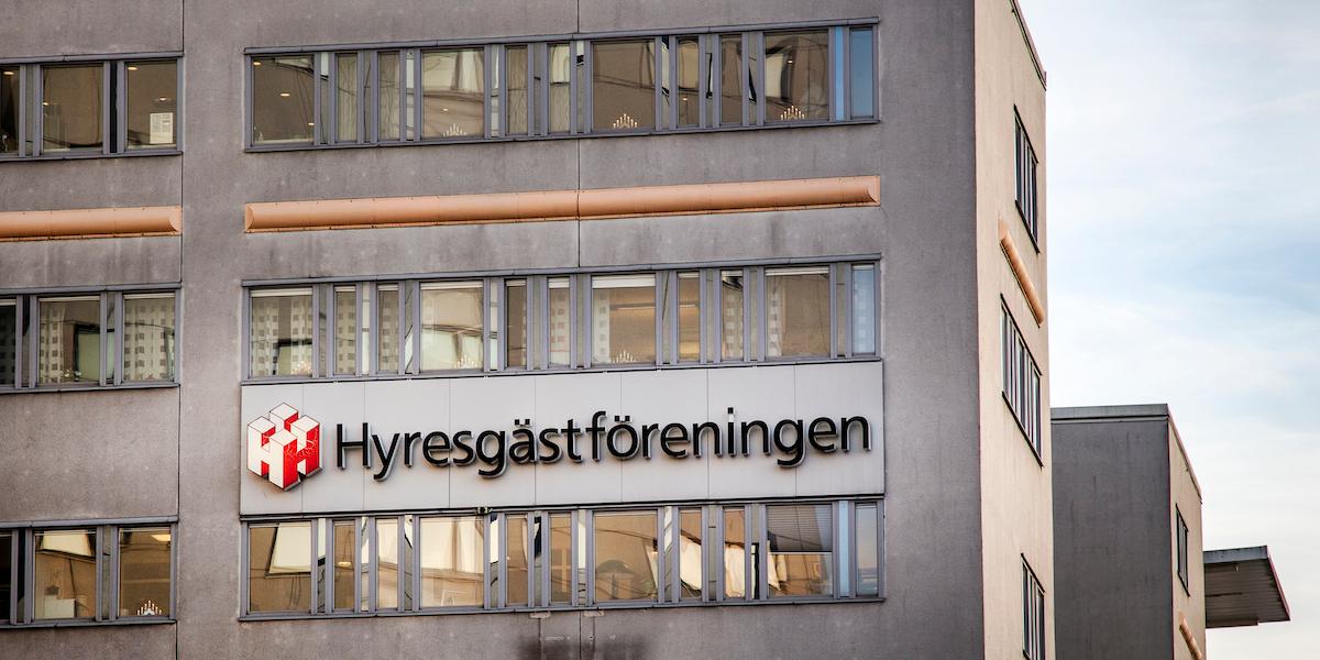 Hyresgästföreningen logotyp på fasaden vid Globen i Stockholm.