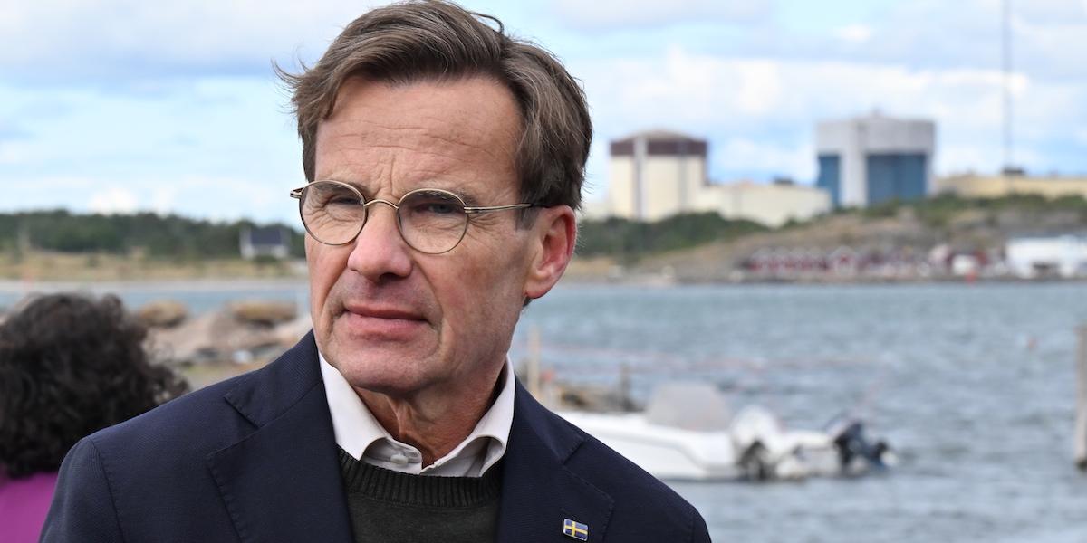 Statsminister Ulf Kristersson (M), i samband med en pressträff om kärnkraften i Bua hamn med Ringhals kärnkraftverk i bakgrunden, den 21 augusti 2025.