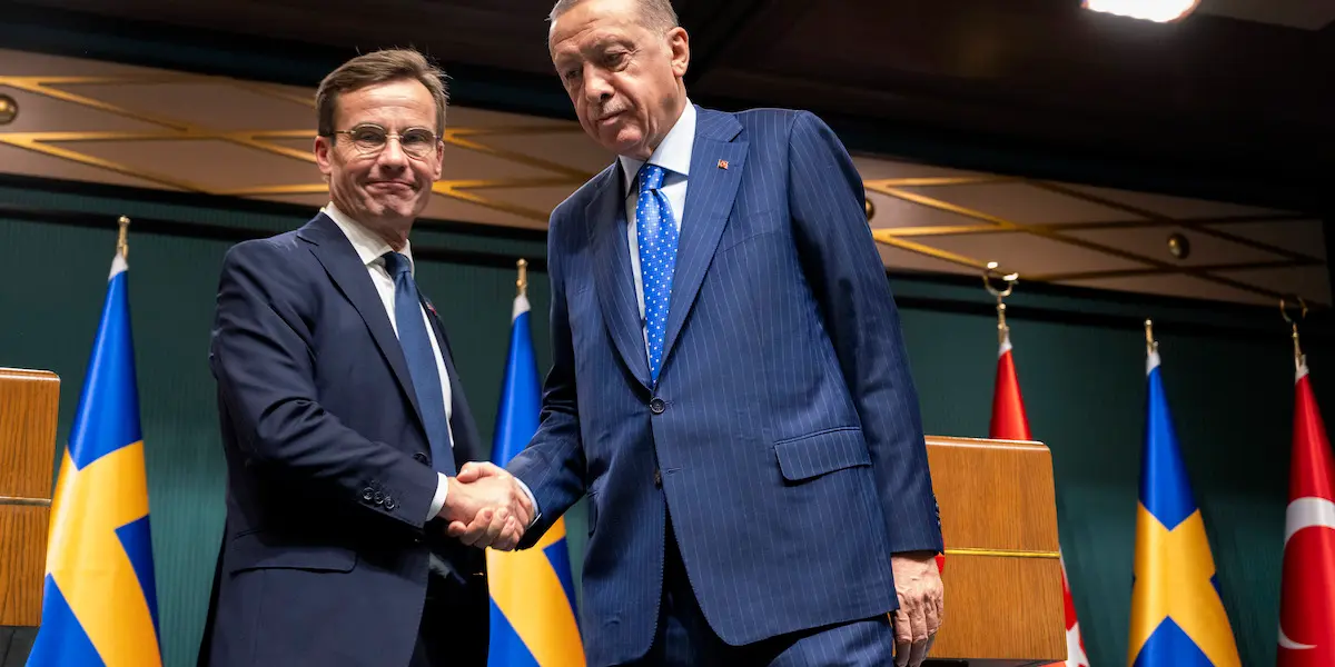 Sveriges statsminister Ulf Kristersson (M) och Turkiets president Recep Tayyip Erdogan håller en gemensam pressträff i Ankara, i samband med ett möte där man diskuterar Sveriges Natoansökan. I Samband det mötet inträffade en säkerhetsincident med sekretessbelagda handlingar