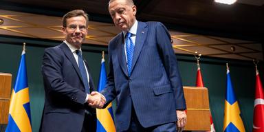 Sveriges statsminister Ulf Kristersson (M) och Turkiets president Recep Tayyip Erdogan håller en gemensam pressträff i Ankara, i samband med ett möte där man diskuterar Sveriges Natoansökan. I Samband det mötet inträffade en säkerhetsincident med sekretessbelagda handlingar