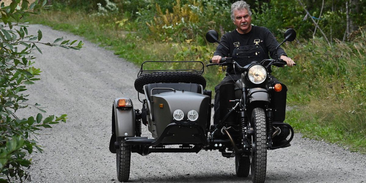 Alaskabon Mark Warren med den motorcykel han fick av Vladimir Putin
