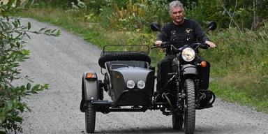 Alaskabon Mark Warren med den motorcykel han fick av Vladimir Putin