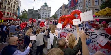 Pensionspremiären vid Stureplan i Stockholm, 500 nyblivna pensionärer firade pensionen i flera timmar, påhejade av förbipasserande