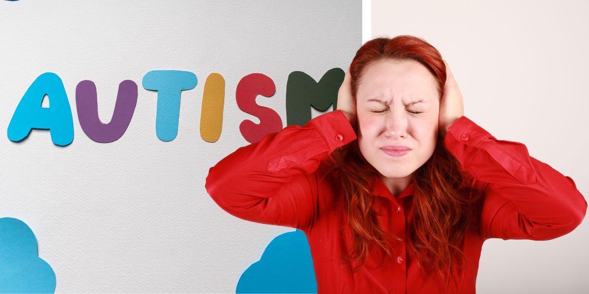 En skylt med ordet autism och en kvinna som håller för öronen