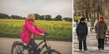 En kvinna cyklar och två kvinnor promenerar. Så länge hon orkar och kan cykla tänker hon jobba kvar inom hemtjänsten, hon slipper tunga lyft och fokuserar på det sociala, som till exempel promenader. Personerna på bilden har ingenting med texten att göra.