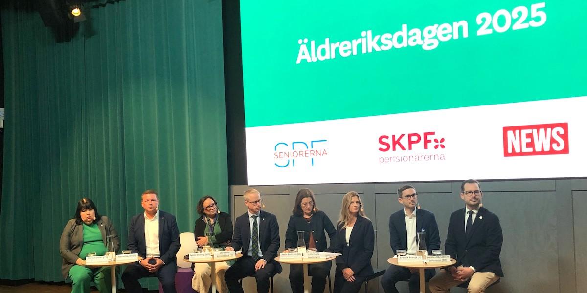 Paneldeltagarna vid Äldreriksdagen 2025, från vänster till höger: Maria Forsberg (V), Tobias Baudin (S), Katrin Wissing (MP), Christofer Bergenblock (C), Karin Enström (M), Liza-Maria Norlin (KD), Fredrik Brange (L) och Mattias Bäckström Johansson (SD).