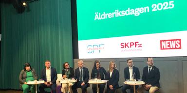 Paneldeltagarna vid Äldreriksdagen 2025, från vänster till höger: Maria Forsberg (V), Tobias Baudin (S), Katrin Wissing (MP), Christofer Bergenblock (C), Karin Enström (M), Liza-Maria Norlin (KD), Fredrik Brange (L) och Mattias Bäckström Johansson (SD).