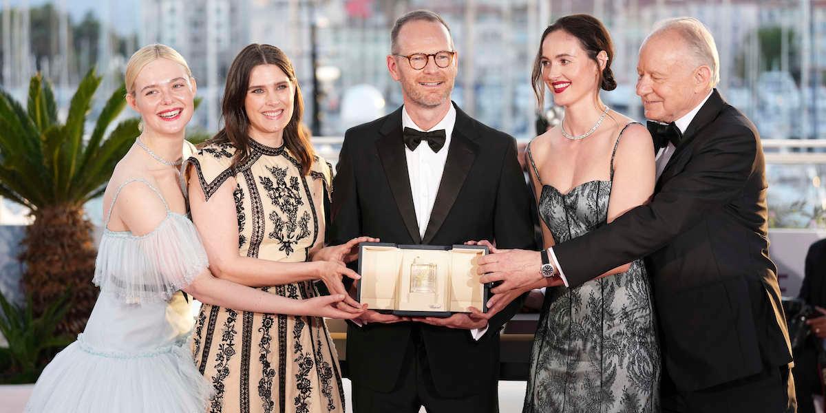 Regissören Joachim Trier, i mitten, vinnare av Grand Prix för filmen "Sentimental Value", med, från vänster, Elle Fanning, Inga Ibsdotter Lilleaas, Renate Reinsve och Stellan Skarsgård vid prisutdelningen på den 78:e internationella filmfestivalen i Cannes, södra Frankrike, den 24 maj 2025.