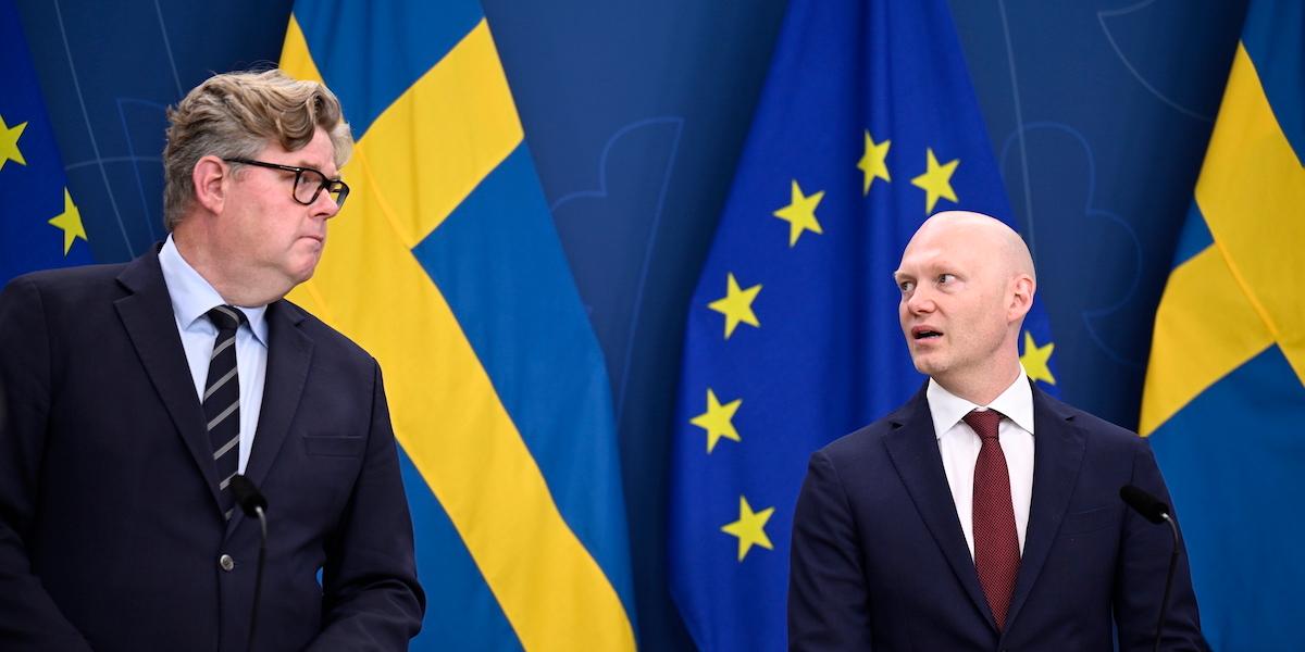 Finansmarknadsminister Niklas Wykman (M) och justitieminister Gunnar Strömmer (M) vid en pressbriefing om arbetet mot bedrägerier efter uppföljande möte med banksektorn och polisen. Trots att brottsvinsterna från telefonbedrägerier minskar är ministrarna inte nöjda.