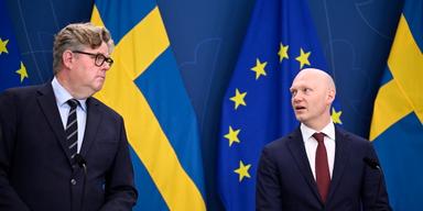Finansmarknadsminister Niklas Wykman (M) och justitieminister Gunnar Strömmer (M) vid en pressbriefing om arbetet mot bedrägerier efter uppföljande möte med banksektorn och polisen. Trots att brottsvinsterna från telefonbedrägerier minskar är ministrarna inte nöjda.