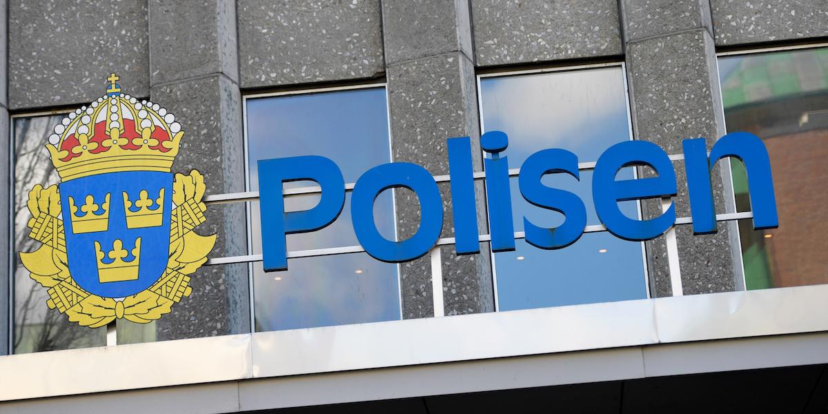 Polisens logga. Polisen uppger att antalet bedrägerisamtal med en datorröst som utger sig att vara från polisen eller från Swedish Police Authority ökar