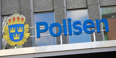 Polisens logga. Polisen uppger att antalet bedrägerisamtal med en datorröst som utger sig att vara från polisen eller från Swedish Police Authority ökar