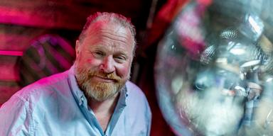 Claes Malmberg, han har fått en ny, dyrare bromsmedicin för sin protatacancer som inte ger honom de biverkningar han fick av den första medicinen han fick, och är nu kritisk till att sjukvården inte skriver ut den dyrare medicinen oftare.
