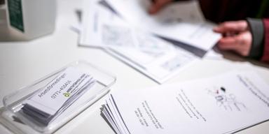 Nägon tittar på papper på Arbetsförmedlingen. Trots gedigen erfarenhet och ett starkt cv fick han inte ett enda av de 150 jobb han sökte och det verkar bero på åldersdiskriminering.