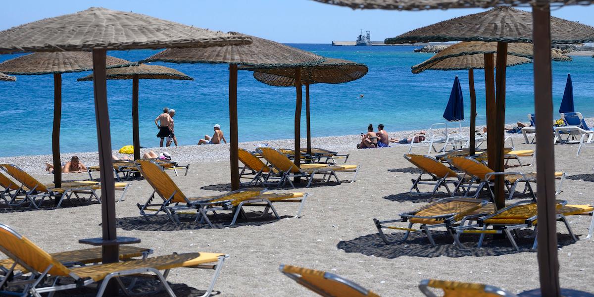 Turister på stranden i Rhodos stad, en vanlig charterdestination. EU-parlamentet har röstat för ett förslag om ett nytt regelverk som ska ge personer som åker på paketresor bättre skydd om resan ställs in