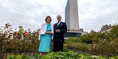 Kung Carl Gustaf XVI och drottning Silvia i FN:s rosenträdgård den 22 september 2025. Kungaparet är i New York för firandet av FN:s 80-årsjubileum, ett exempel på statschefens och Kungafamiljens officiella funktioner.