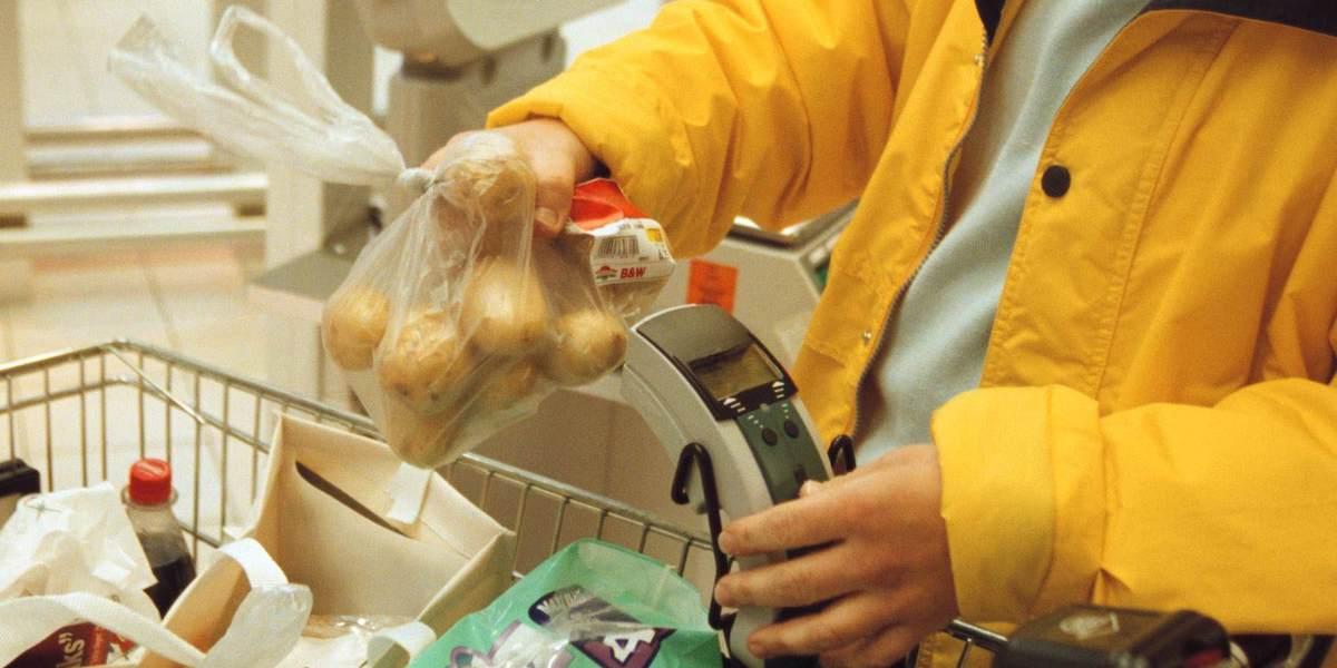 En person handlar potatis i en plastpåse. Om du lägger ned potatis i en plastpåse i butiken där du köper den, eller om den är färdigförpackad i en plastpåse, ska du inte låta den ligga kvar där när du förvarar den