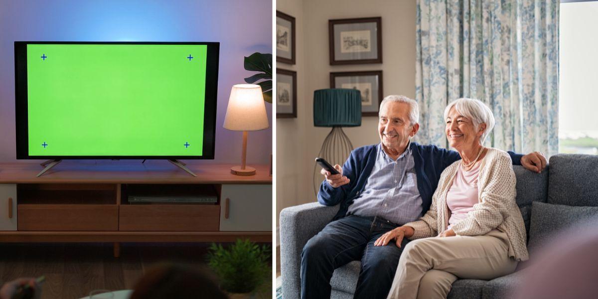 En tv med green screen och ett äldre par framför tv:n. Från och med nu är rösthallåorna i SVT inte längre liveinspelade, något som rösthallåoan Anna von Rosen menar kommer drabbade de äldre tittarna som använder tablå-tv.