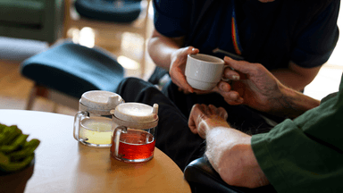 En som fortfarande jobbar och en annan äldre som gått i pension.