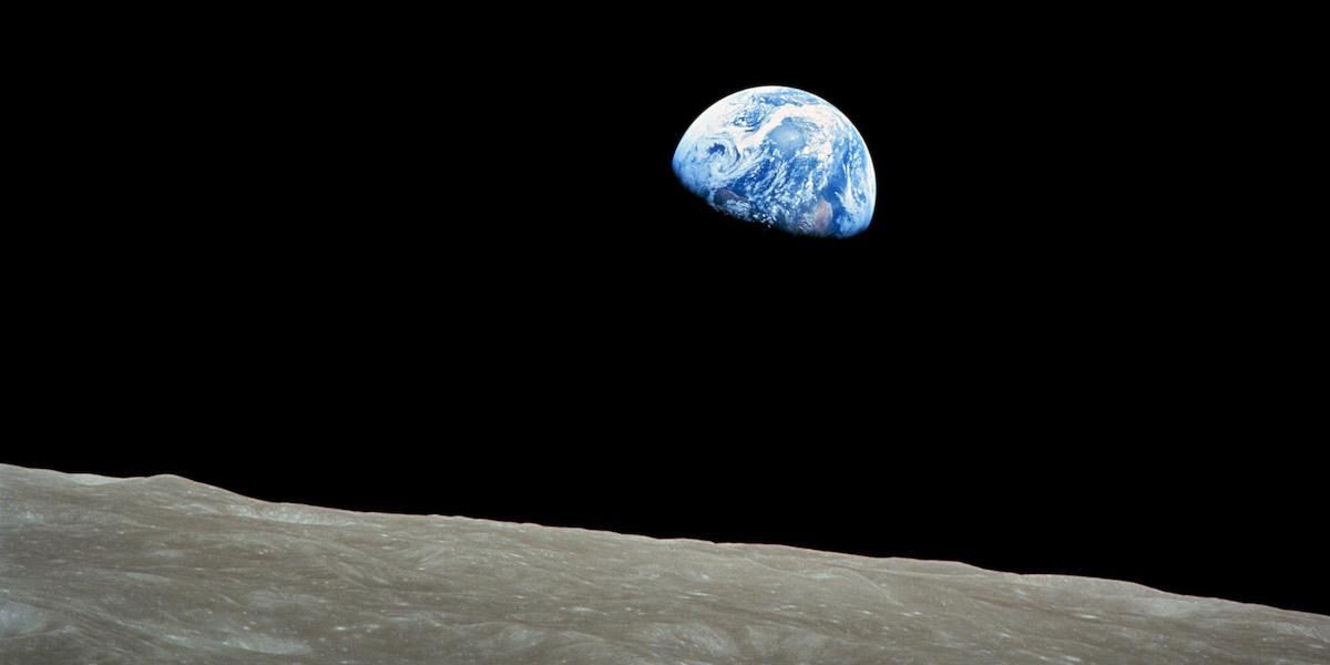 Fotot Earthrise, jorduppgång, togs av Apollo 8:s besättningsman Bill Anders 1968 och det fick stor påverkan på den globala miljörörelsen