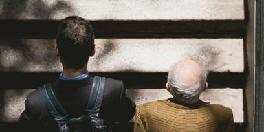En ung och en gammal man går uppför en trappa. Fem områden indikerar varför ålder just nu är ett relevant ämne att diskutera i USA, men kanske inte bara där?