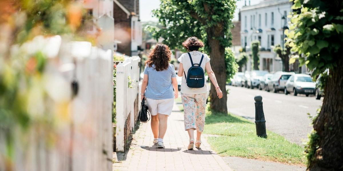 Två kvinnor på promenad. Någonting så simpelt att ha någon att ta en promenad med kan hjälpa mot ensamhet. För att sammanföra människor jobbar en ideell organisation i Storbritannien med att matcha äldre människor med personer som vill bo med dem