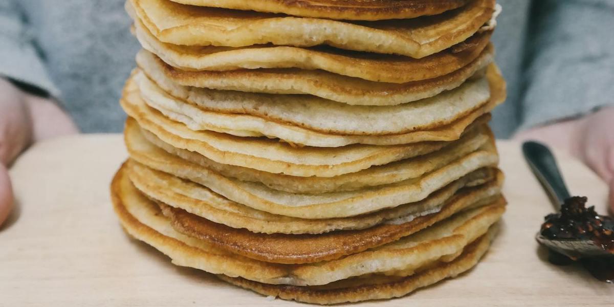 En hög stapel med pannkakor. Här är ett recept på goda, nyttiga och diabetesvänliga pannkakor